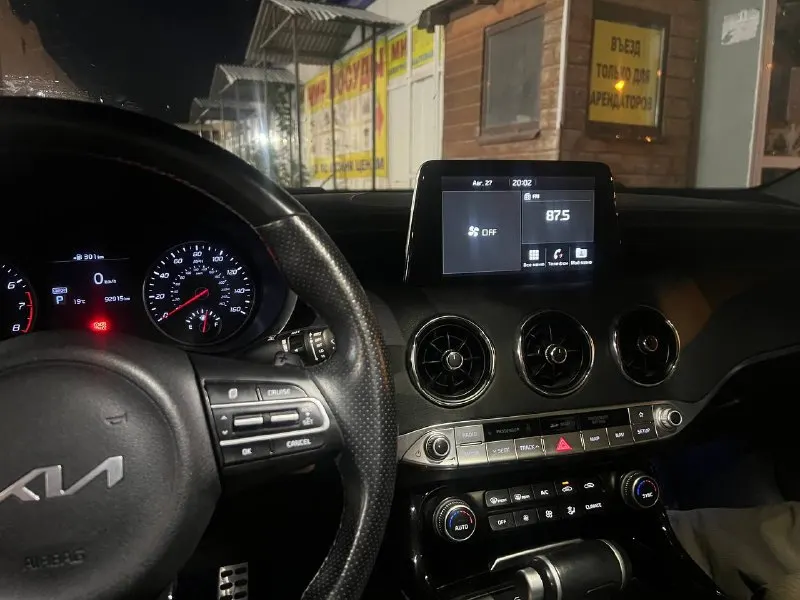 Салон Kia Stinger ночью, экран магнитолы включён
